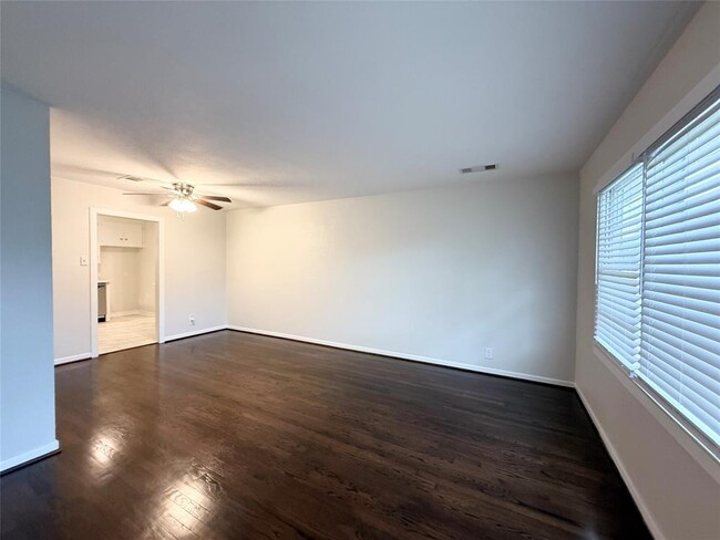 Foto del edificio - 1220 Chevy Chase Dr