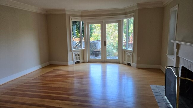 Building Photo - 2876 Seaview Rd
