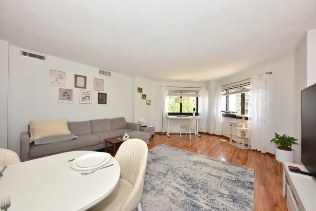 Foto del edificio - 1633 N Prospect Ave