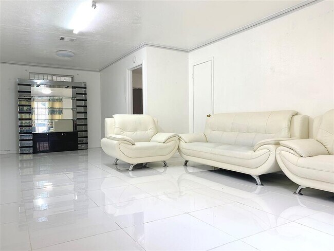 Building Photo - 10803 Sela Ln