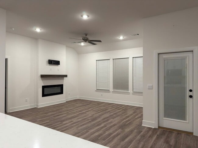 Building Photo - 4225 Florentina Ave