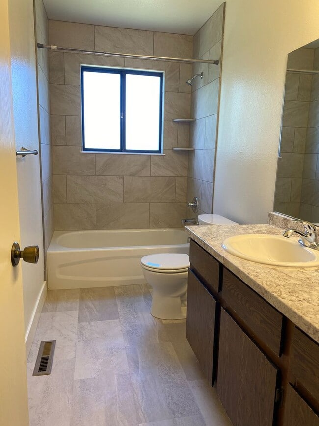 Building Photo - 3 BED // 2 BATH HOME WITH LARGE BACKYARD Fort Collins