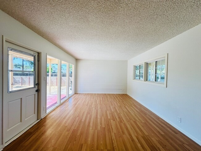 Building Photo - Delightful 3 bedroom 1 1/2 Bathroom Single...