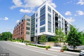 Building Photo - 1761 Old Meadow Rd