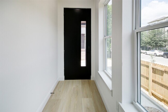 Foto del edificio - 1214 W 24th St