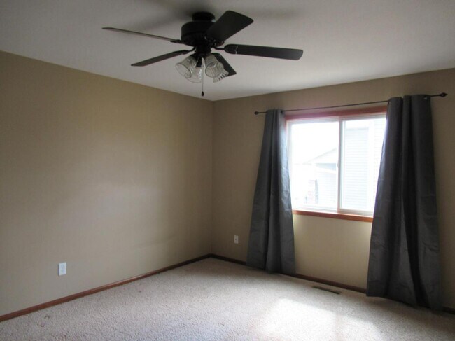 Building Photo - 4929 Castleview Dr NW