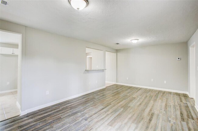 Building Photo - 4 Little John Ln