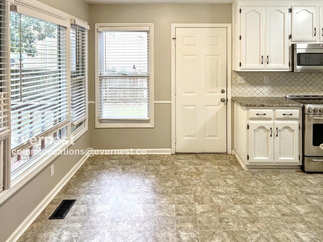 Foto del edificio - 128 Pebblebrook Cir