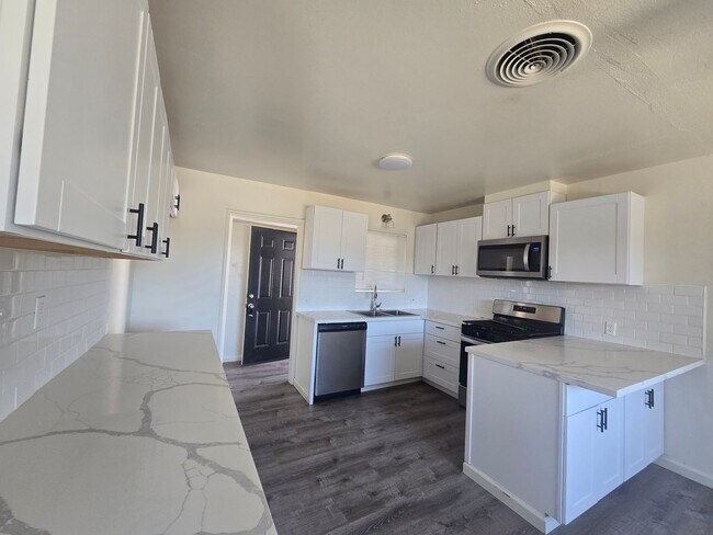 Foto del edificio - 3 BR 2 BA Available Now