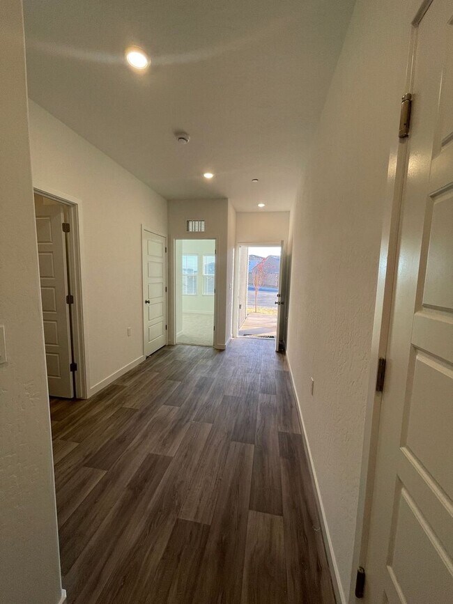 Building Photo - Modern Luxury Living in Madera!