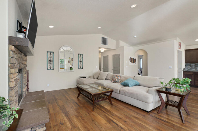 Building Photo - 7268 N Fairborne Ln