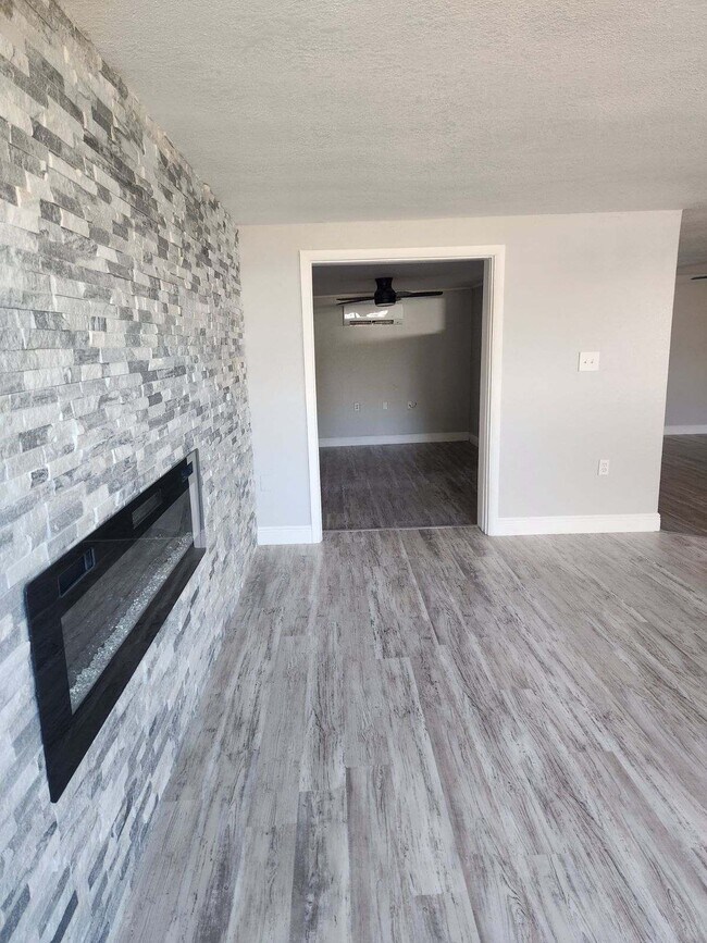 Foto del edificio - 7815 Bloomfield Dr