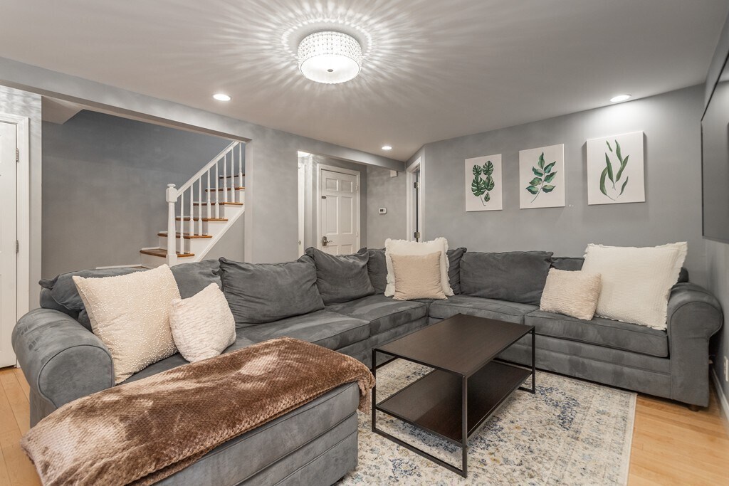 Foto principal - 451 W 4th St
