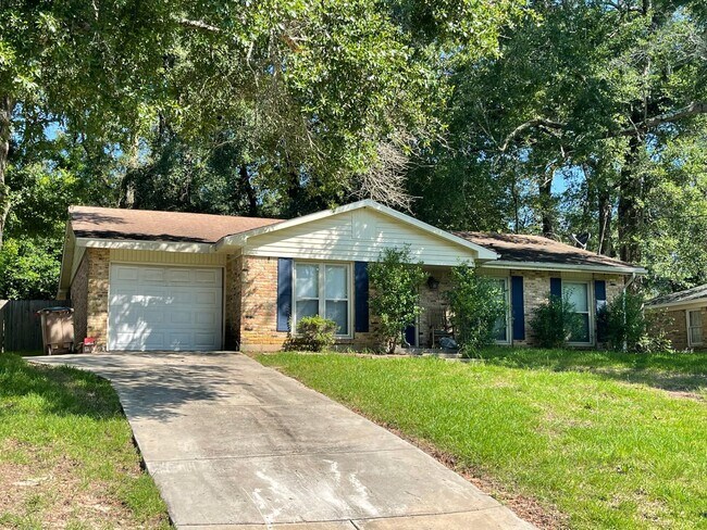 Building Photo - Close to South Alabama 3/2 Single Car Garage