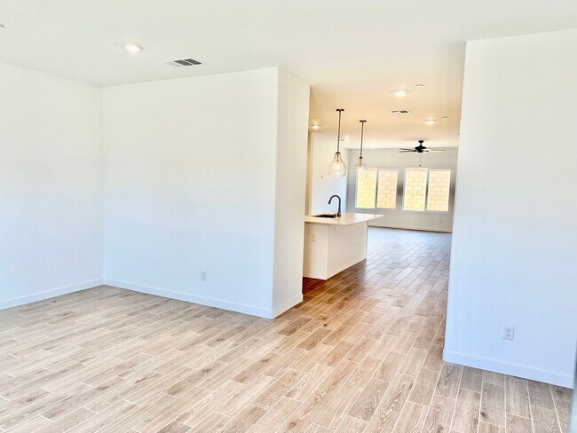 Foto del edificio - BRAND NEW 5 Bedroom Home In Riverstone Com...