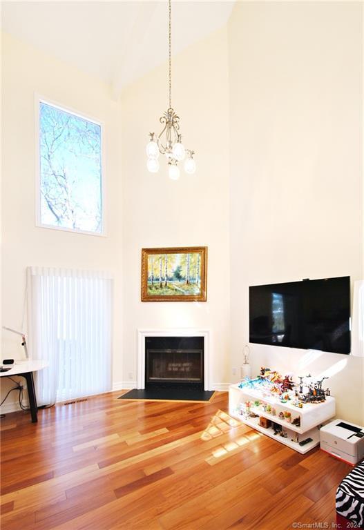 Foto del edificio - 320 Strawberry Hill Ave