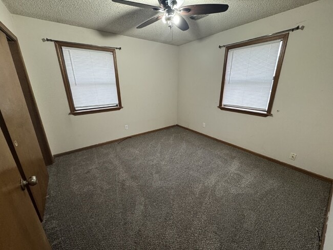 Building Photo - Enjoy the charm of this 2 bedroom, 1 bathroom house.