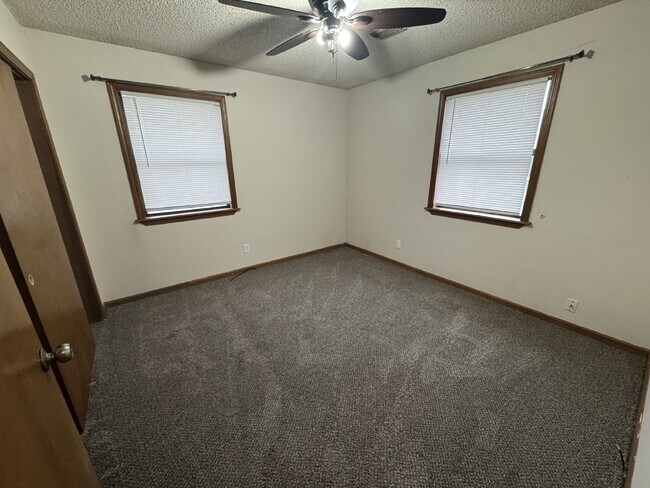 Foto del edificio - Enjoy the charm of this 2 bedroom, 1 bathroom house.