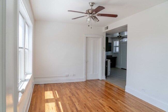 Foto del edificio - Albany Park - 1 Bed / 1 Bath - Dog Friendly!