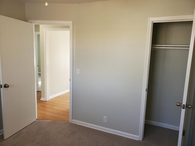 Foto del edificio - Like New 3 bedroom 1.5 bath  Ranch Near Kellogg and Rock