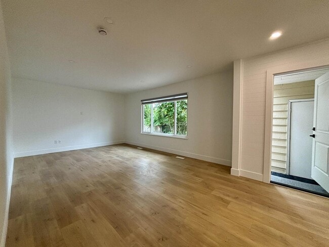 Building Photo - 5232-201A 201A St