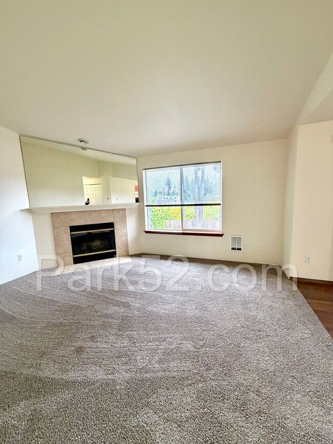 Building Photo - 1st Full Month rent free with 12month lease! Puyallup Area 2 Bedroom 2nd Floor Apartment