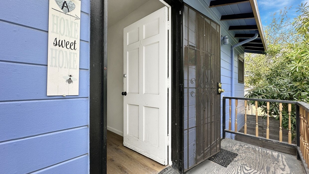 Cozy Studio with Fantastic Landscaping in ... - Cozy Studio with Fantastic Landscaping in ...