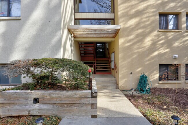 Building Photo - 2BD/1.1BA:  Cozy Columbia Condo