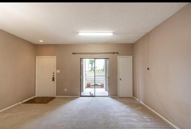 Foto del edificio - 7043 N Holiday Dr