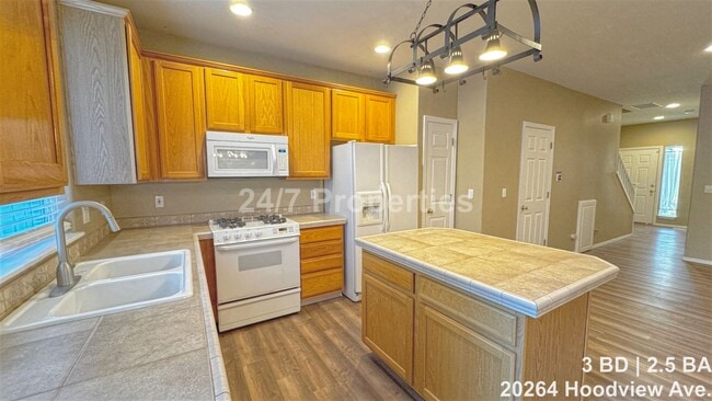 Foto del edificio - 20264 Hoodview Ave