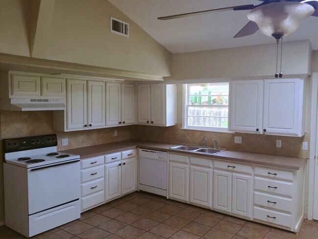 Foto del edificio - Recently Updated 3/2/1 with 2 Large Living Areas
