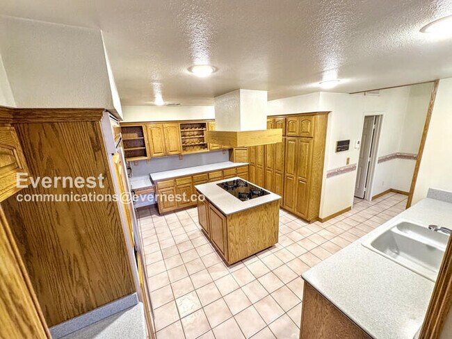 Foto del edificio - Beautiful 4-Bedroom Home with Garage / Pet-Friendly / Available Now!