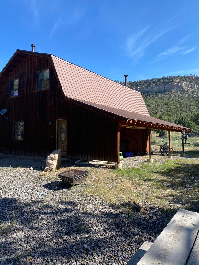 Parte trasera exterior con trastero/aparcamiento cubierto. - 934 Catamount Dr