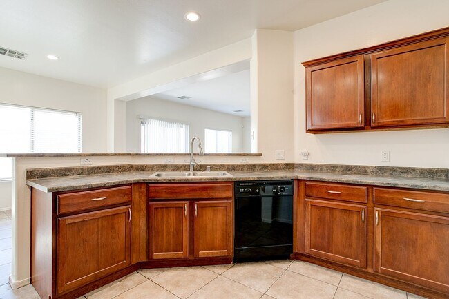 Foto del edificio - 4 Bedroom in Tolleson.  Landscaping redone.  Newer Carpet, Available February 1st!!!  Great 2 sto...