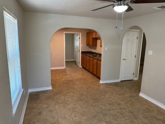 Foto del edificio - Adorable 2 bedroom READY FOR MOVE IN NOW!