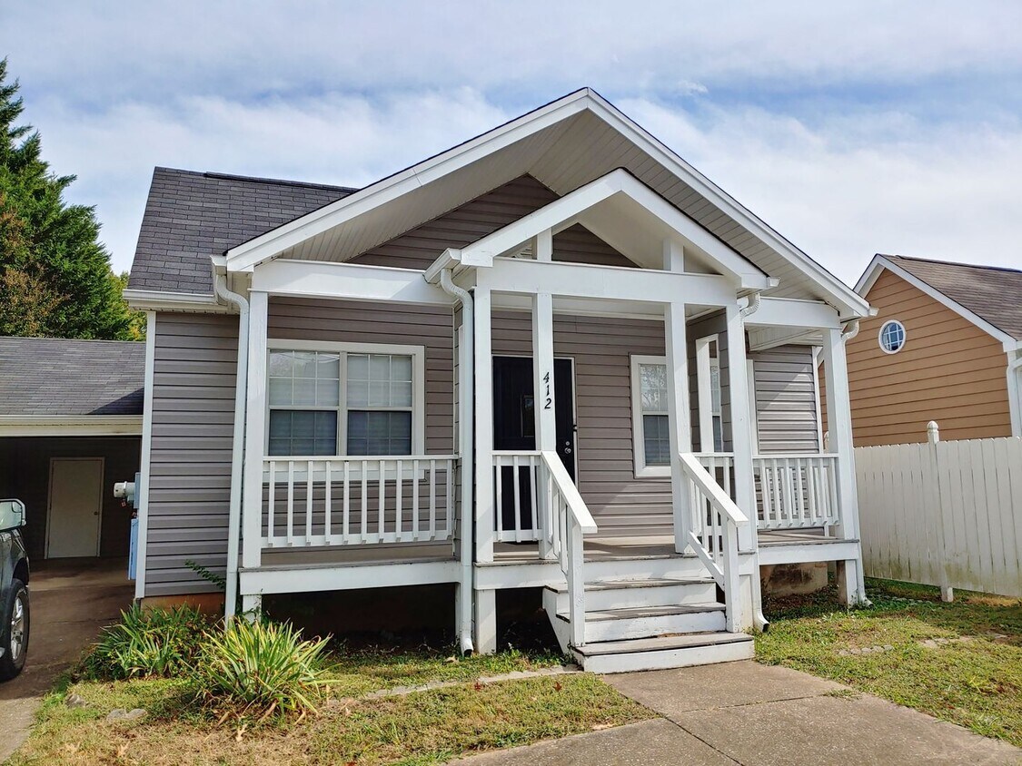 Primary Photo - 3 bedroom home close to UTC!