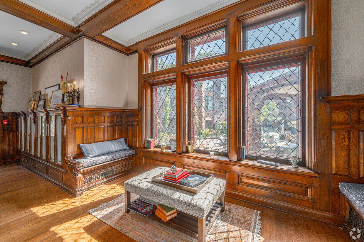 Community Room Reading Nook - College Club Apartments