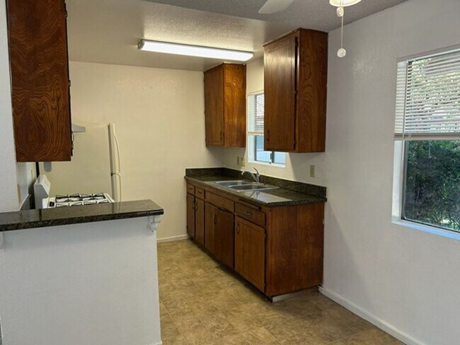 Foto del edificio - Large 2 bedroom 1.5 Bath Westside Duplex (...
