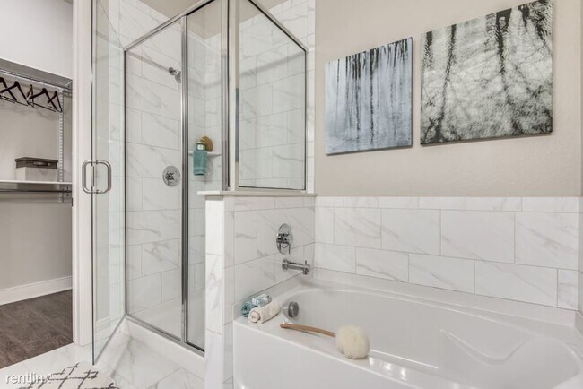 Building Photo - 1 br, 1 bath Condo - 214 E Travis St