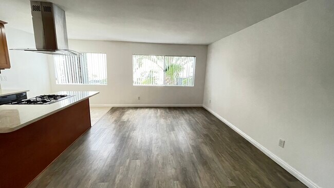 Building Photo - 2216 Vanderbilt Ln