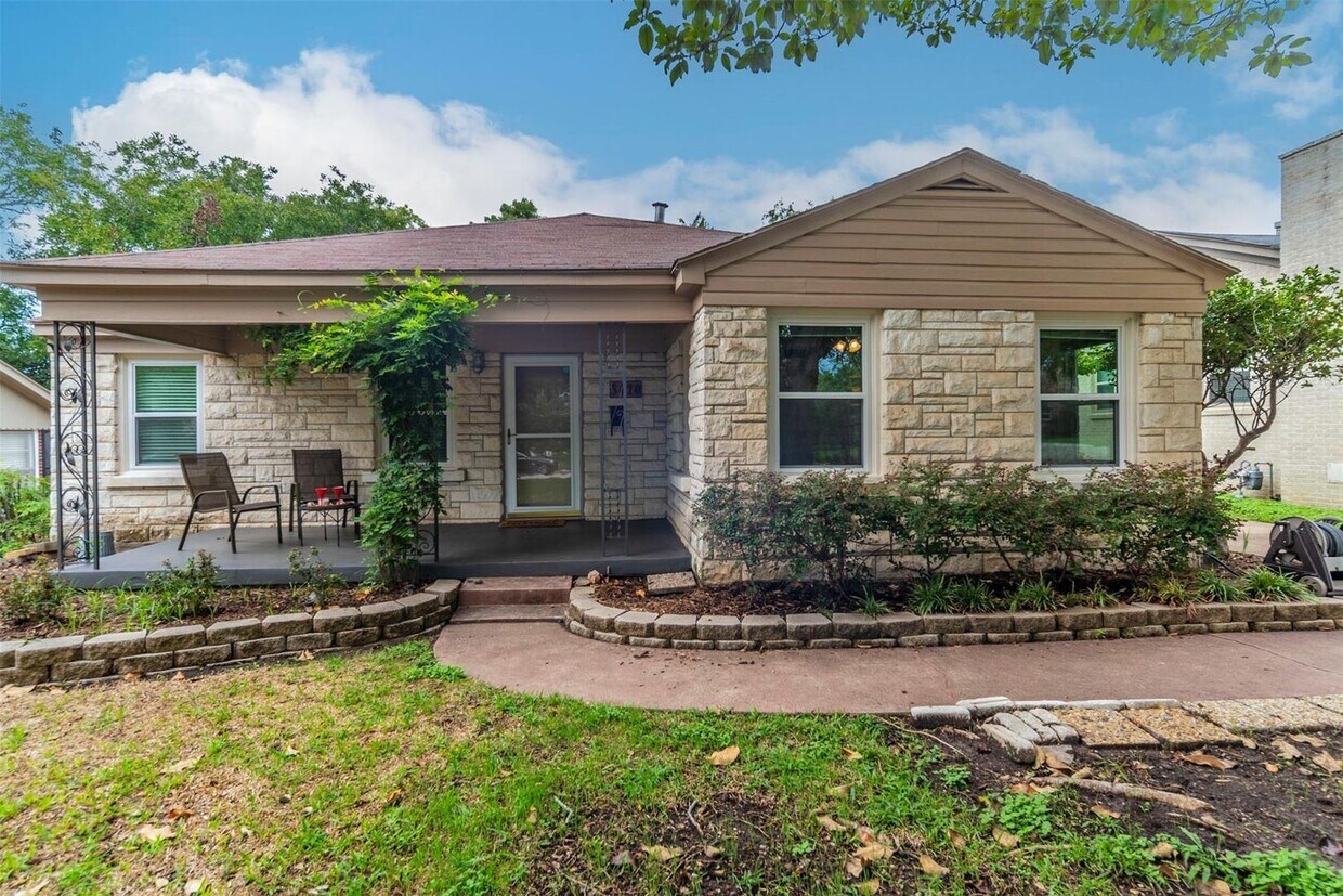 2 br, 1 bath House 3420 Hilltop Rd House Rental in Fort Worth, TX