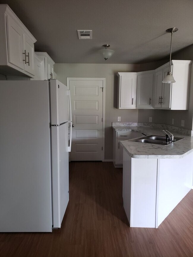 Foto del edificio - 2 Bed 2 Bath Duplex In Alma. Coming Mid May!!