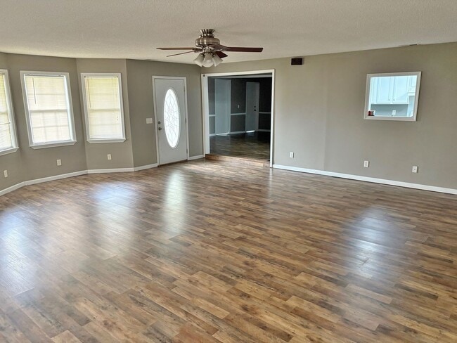 Building Photo - 3 Bedroom, 2 Bath home.