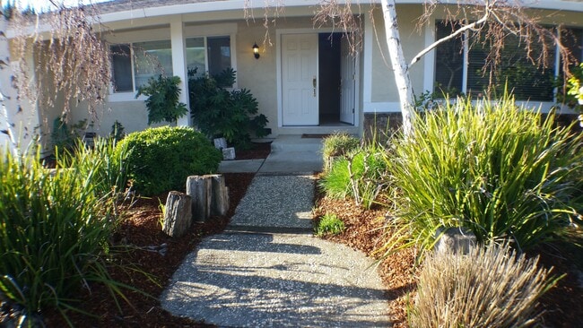 Building Photo - Beautifully update home on quiet cul-de-sac