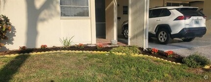 Building Photo - 6201 Green View Dr