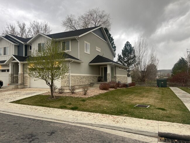 Building Photo - 1138 1740 W