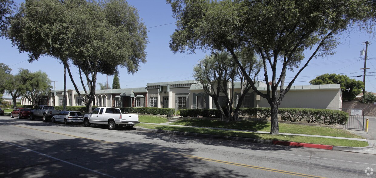 Foto principal - 1759-1773 W Glenoaks Ave