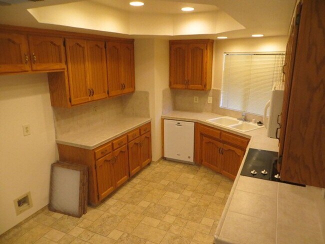 Foto del edificio - North Fresno Home, 3BR/2BA, Built 1989 - Lots of Amenities!