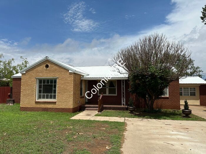 Primary Photo - Spacious and updated 3 bedroom 2 bathroom ...