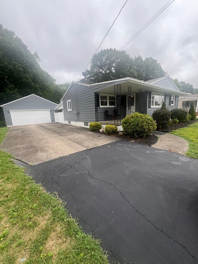 Foto principal - 5350 Pinecrest Ave